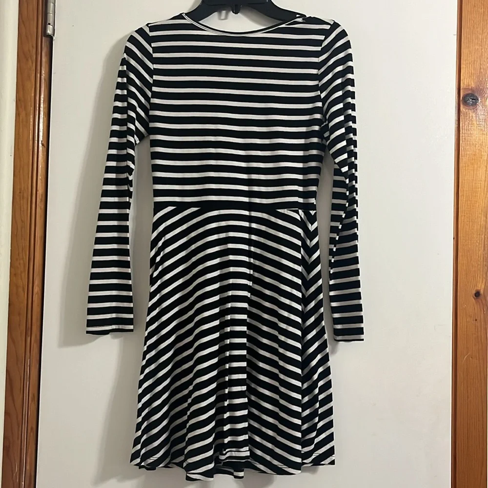 The Children’s Place Girl’s dress size L 10/12 Black and white striped - Picture 5 of 6